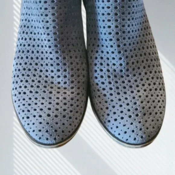 LUCKY BRAND Grey Suede Perforated Walwyn Ankle Booties 8.5 comfy - Picture 3 of 7